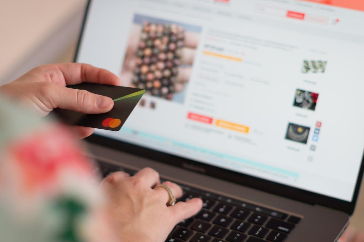 تحديات الدفع والشحن في سوريا: واقع يعاني منه الجميع