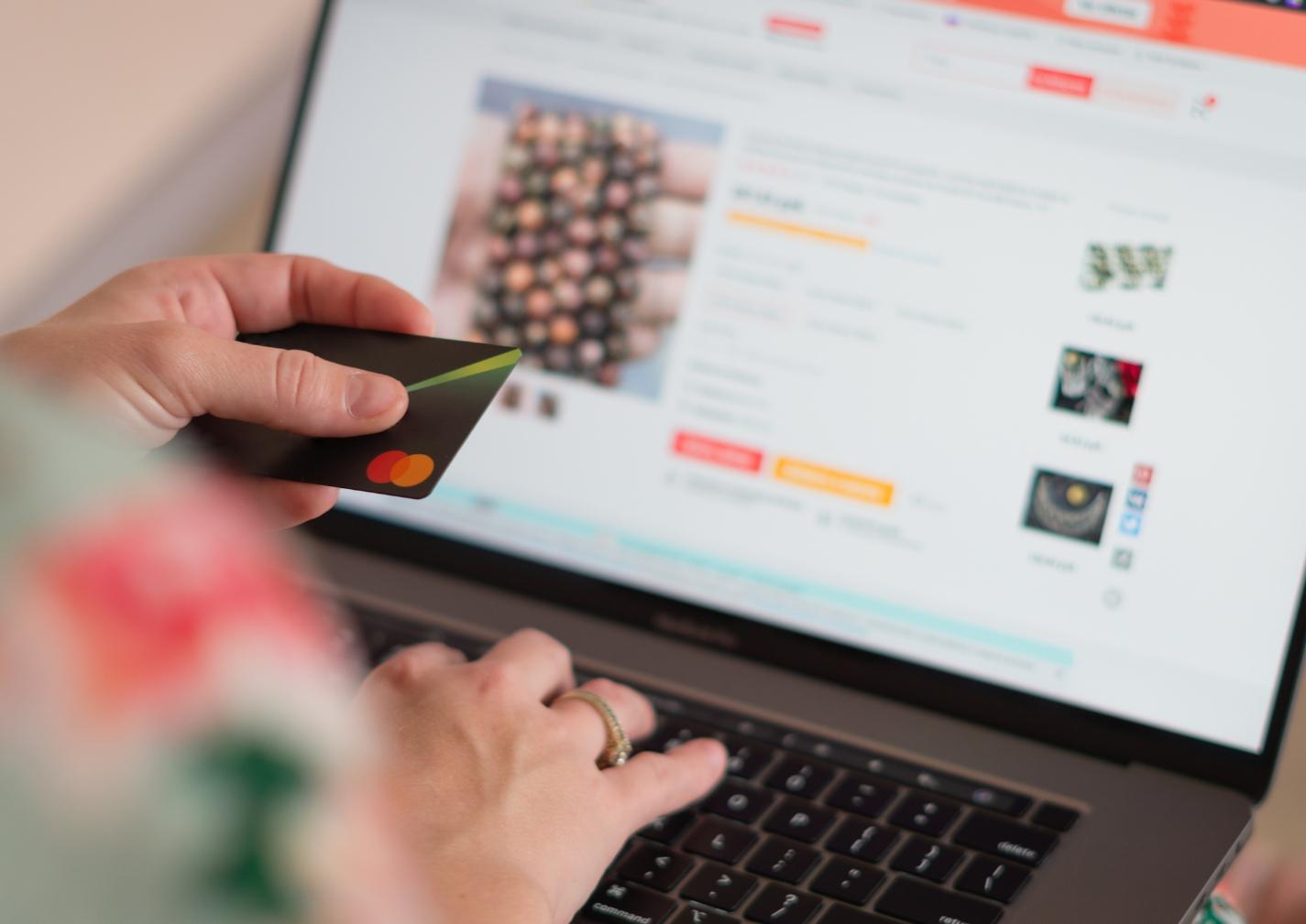 تحديات الدفع والشحن في سوريا: واقع يعاني منه الجميع